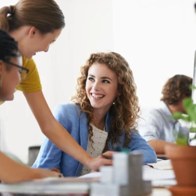 des femmes entrepreneurs en discussion dans une workplace